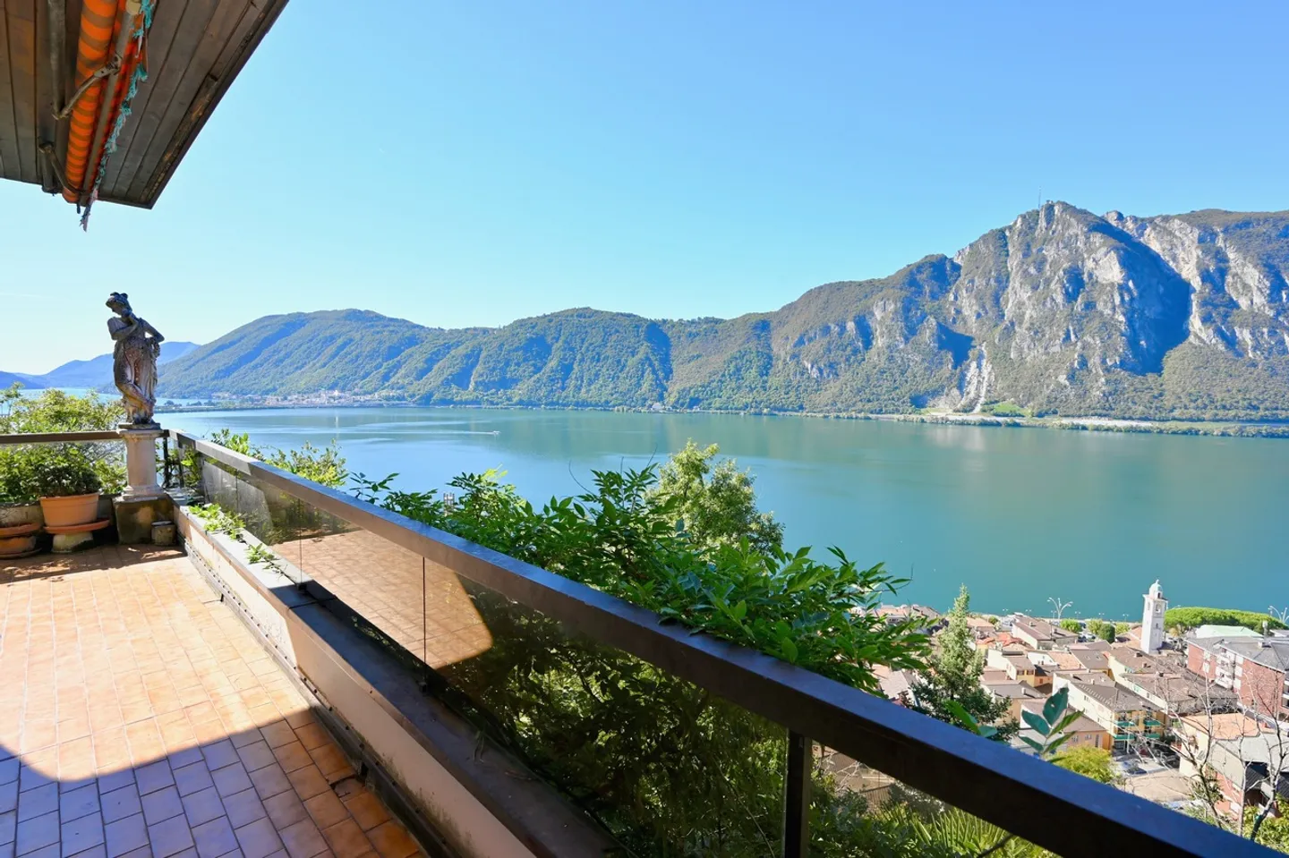  Villa con 2 Appartamenti Indipendenti e Splendida Vista Lago a 180° - Photo 1 of 25