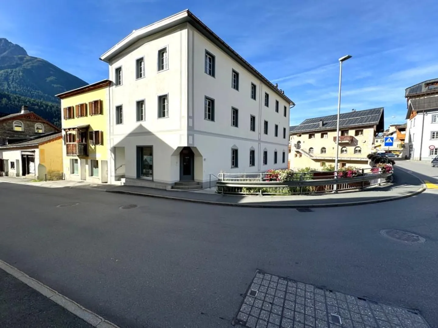 Attraktives Ladenlokal am Stradun im historischen Dorfkern von Scuol - Foto 1 von 8