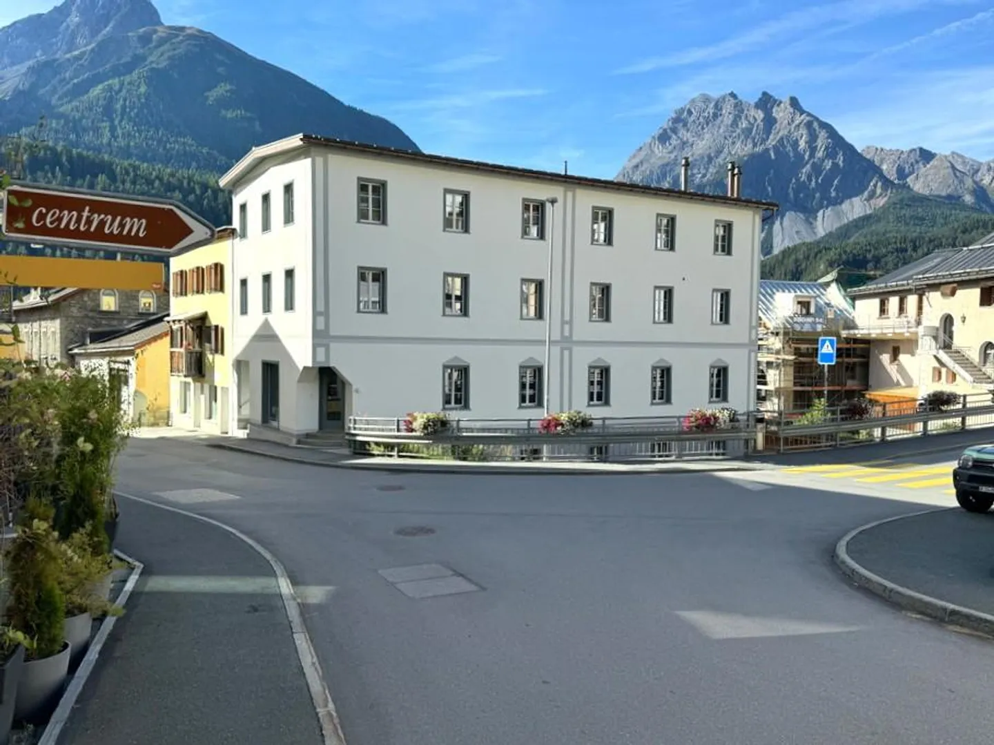 Attraktives Ladenlokal am Stradun im historischen Dorfkern von Scuol - Foto 2 von 8