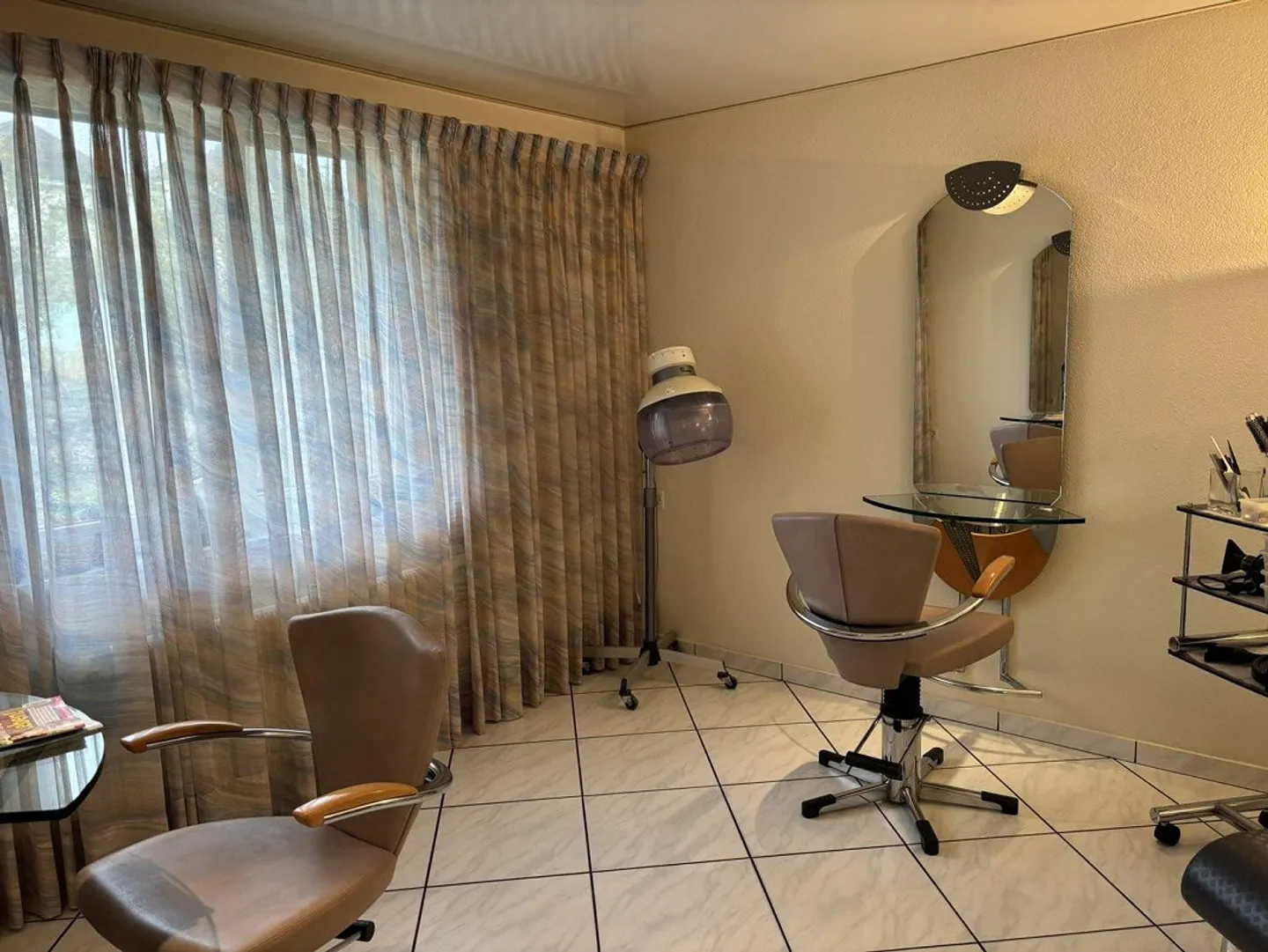 Opportunité unique ! Voulez-vous reprendre un salon de coiffure ? - Photo 7 sur 11