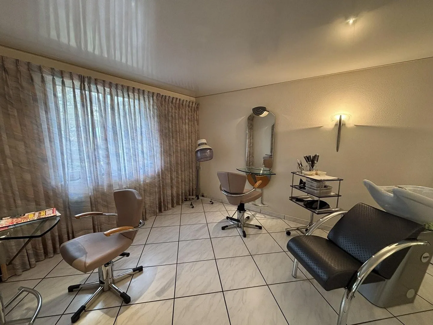 Opportunité unique ! Voulez-vous reprendre un salon de coiffure ? - Photo 8 sur 11