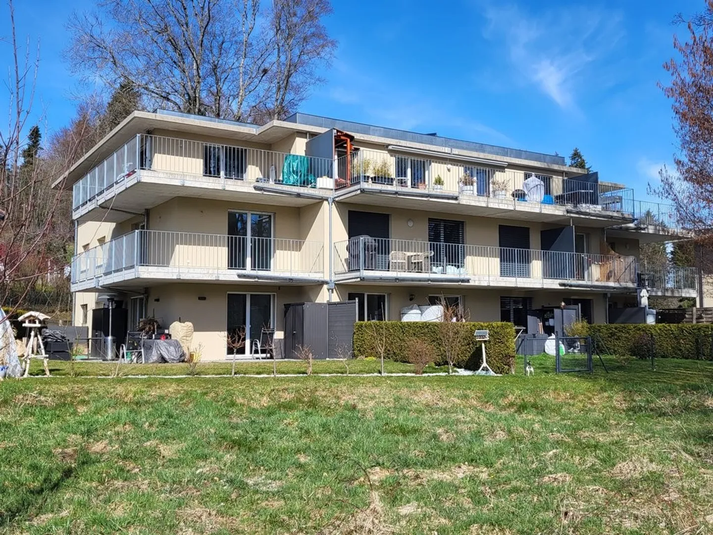 Appartement 3.5 pièces au rez-de-chaussée pour CHF 1'720.-/mois charges comprises - Photo 1 sur 4