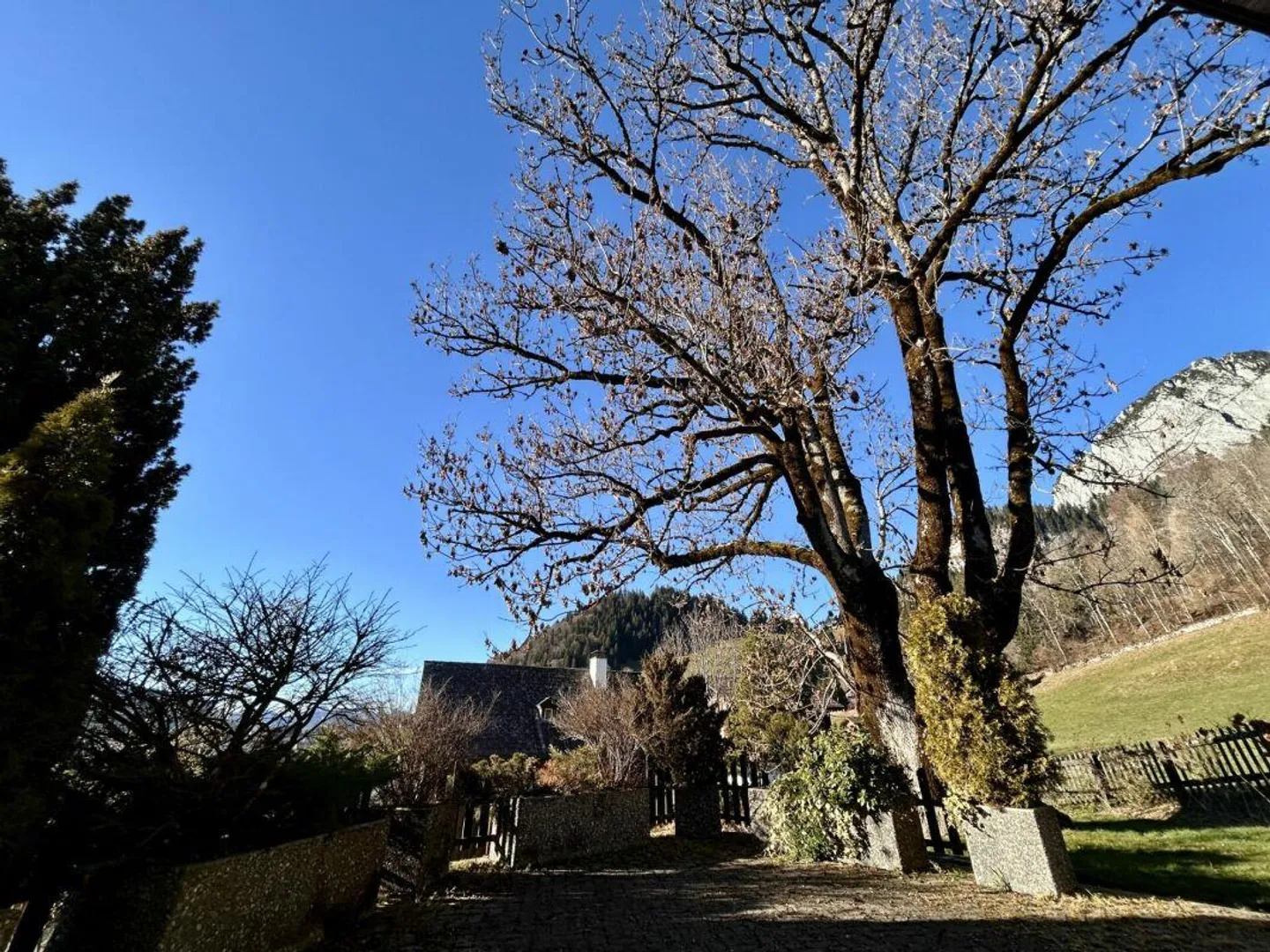 Maison individuelle dans la verdure avec vue imprenable et espace environnant - Photo 18 sur 19