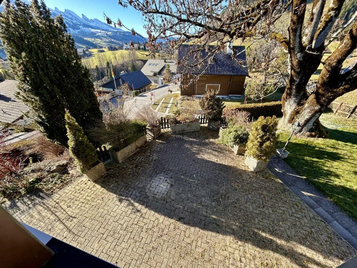 Maison individuelle dans la verdure avec vue imprenable et espace environnant - Photo 17 sur 19