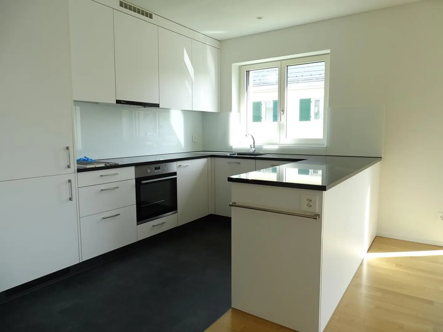 Appartement moderne de 3,5 pièces à louer dans un emplacement central - Photo 2 sur 11