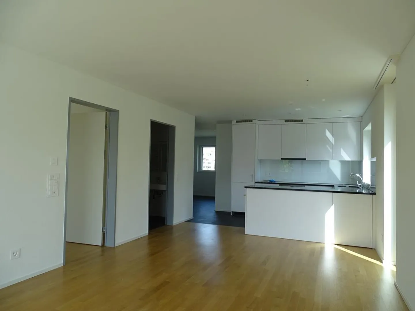 Appartement moderne de 3,5 pièces à louer dans un emplacement central - Photo 3 sur 11