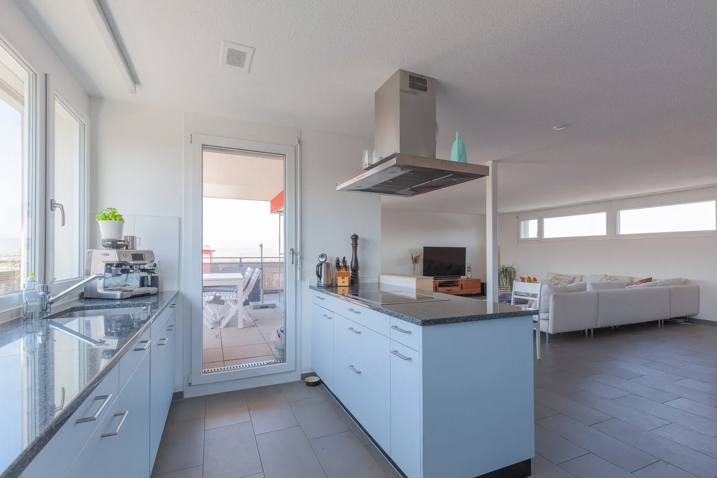 Modernes Attikawohnung mit Aussicht - Foto 3 von 9