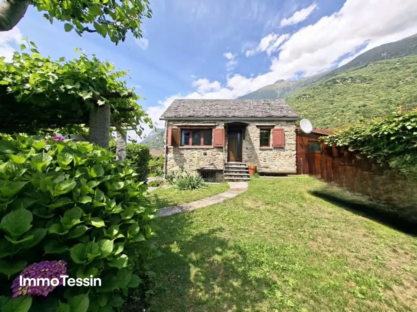 Belle et typique maison tessinoise entièrement rénovée et dans un très bon emplacement avec un grand terrain - Photo 1 sur 13