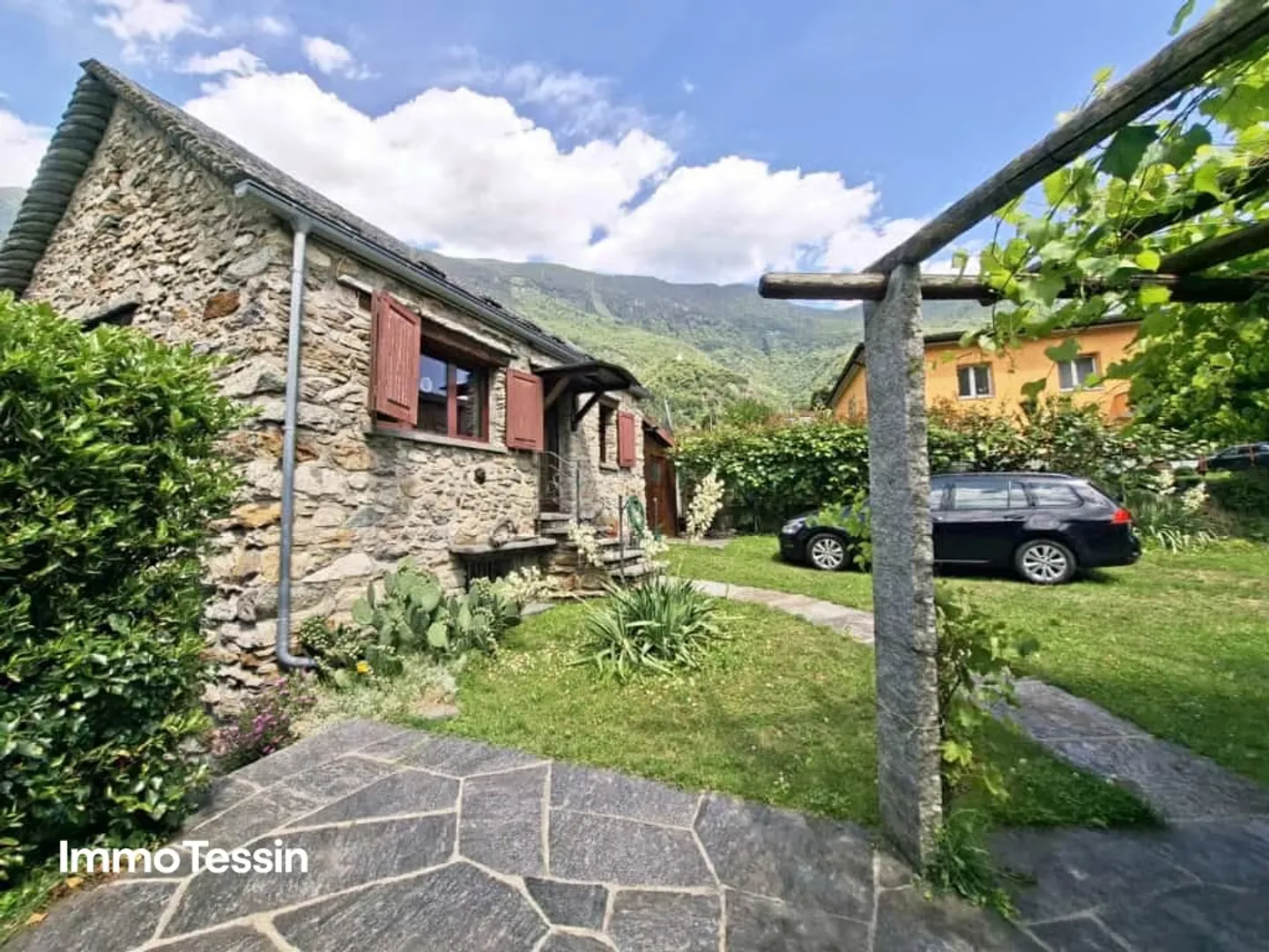 Belle et typique maison tessinoise entièrement rénovée et dans un très bon emplacement avec un grand terrain - Photo 2 sur 13