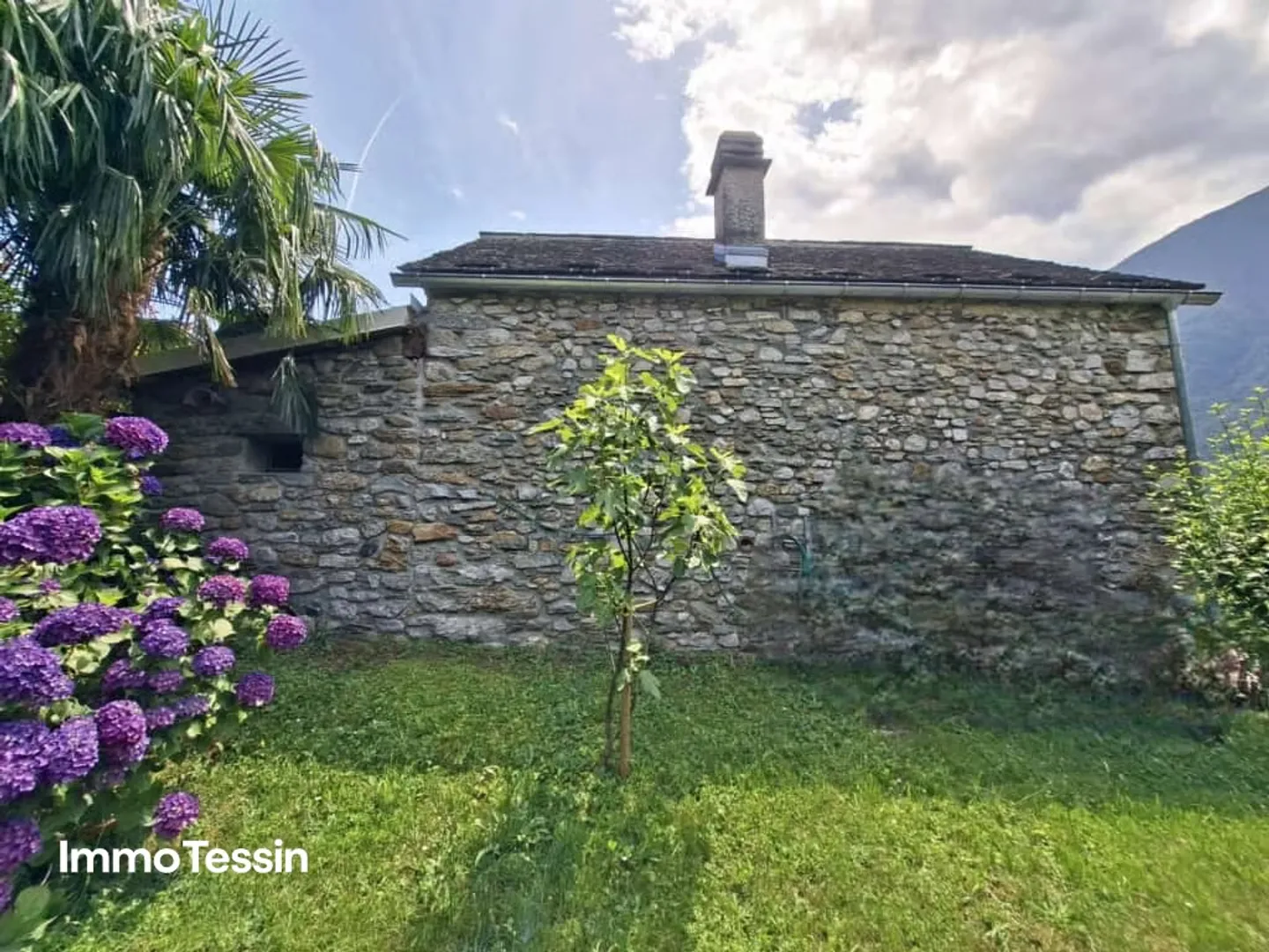 Belle et typique maison tessinoise entièrement rénovée et dans un très bon emplacement avec un grand terrain - Photo 4 sur 13