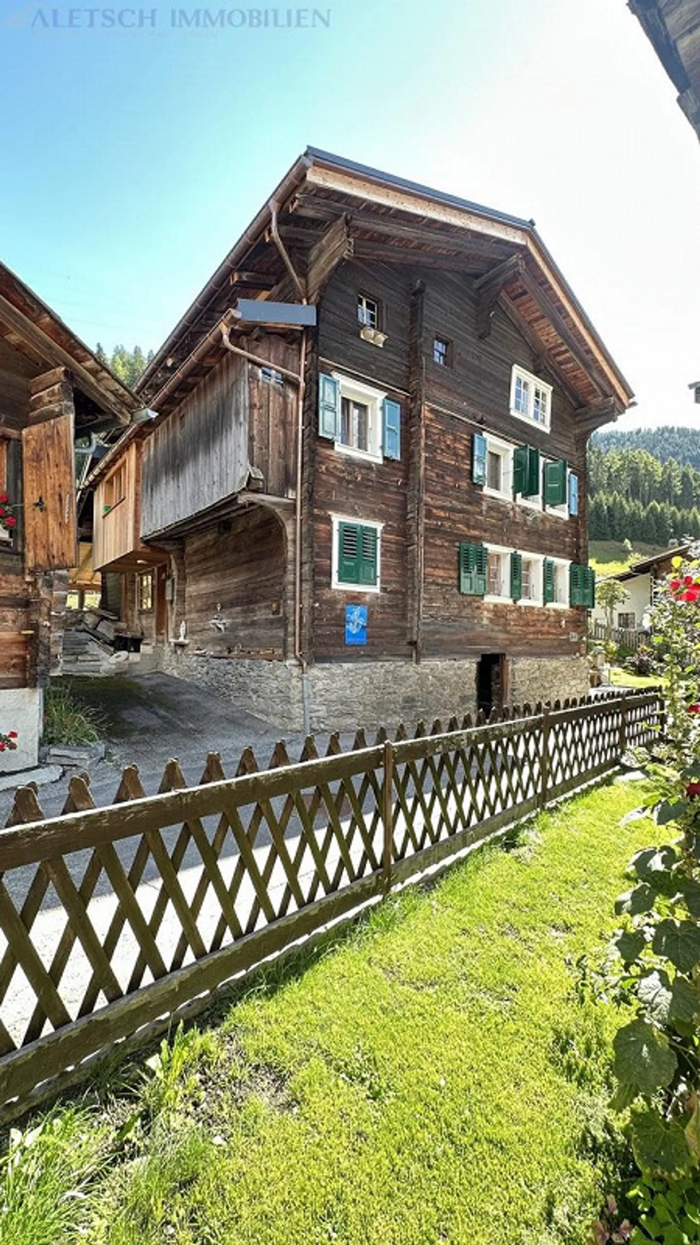 Casa multifamiliare rustica con annessi e spazi circostanti a Mühlebach - Foto 1 di 30