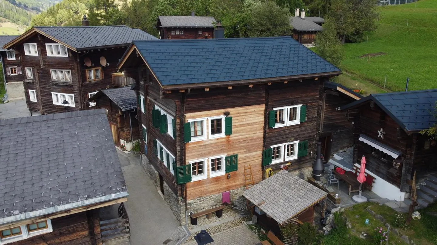 Casa multifamiliare rustica con annessi e spazi circostanti a Mühlebach - Foto 3 di 30