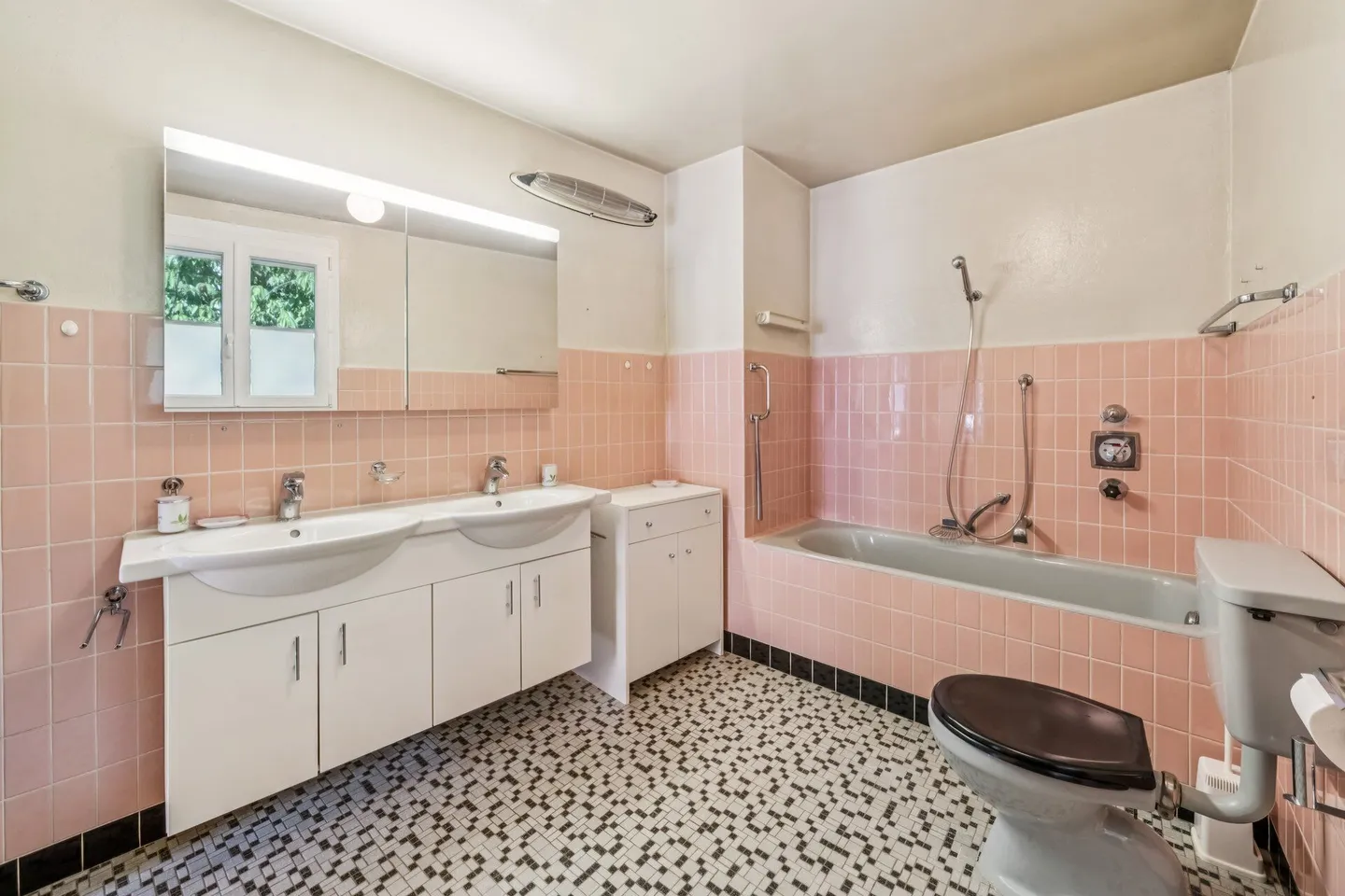 Village House with Great Potential - Photo 7 of 10