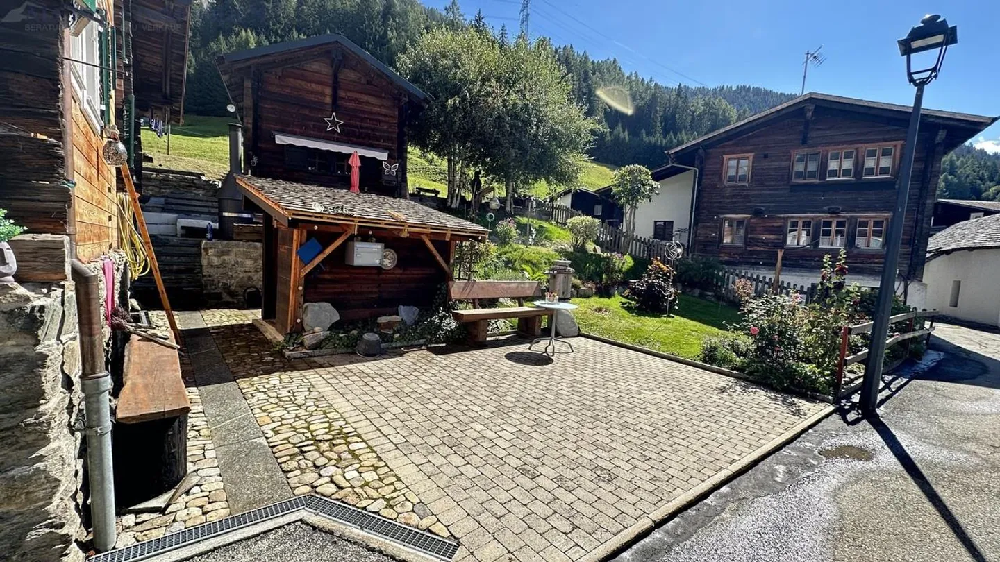 Casa multifamiliare rustica con annessi e spazi circostanti a Mühlebach - Foto 23 di 30