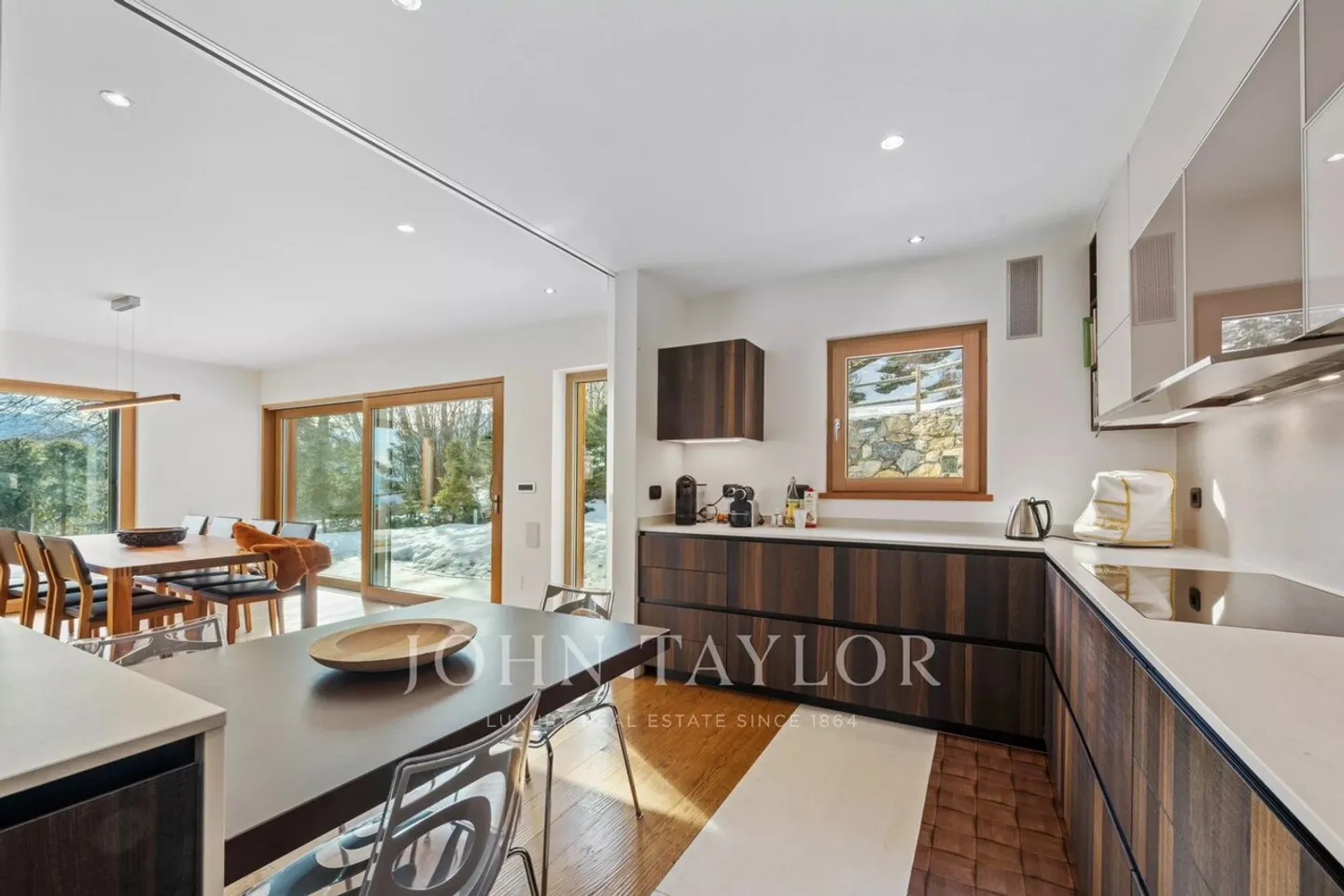 Magnificent contemporary chalet with a view of the Alps, poolable land, elevator. - Photo 4 of 12