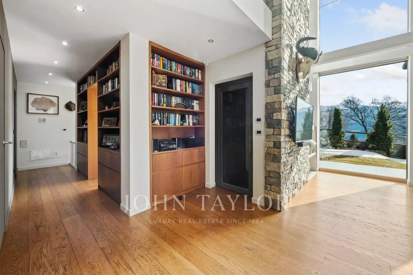 Magnificent contemporary chalet with a view of the Alps, poolable land, elevator. - Photo 5 of 12