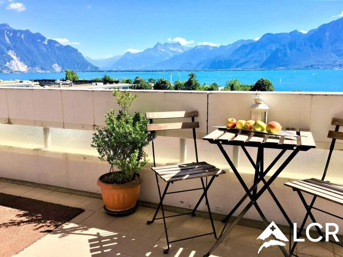 Magnifique logement meublé de courte durée 3,5 pièces // 2 chambres // Balcon avec vue sur le lac - Photo 1 sur 11