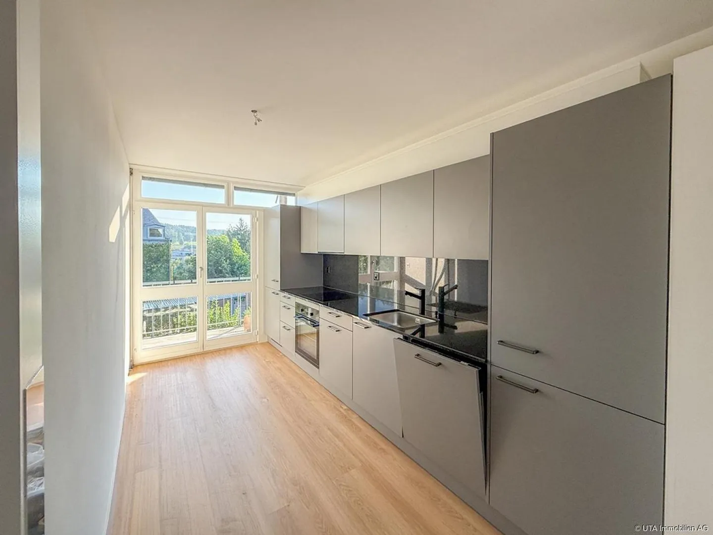 Beautiful bright apartment with new construction standard - Photo 4 of 12