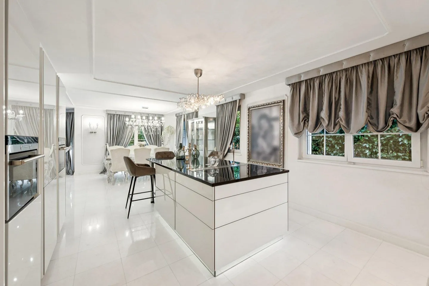 Exclusive single-family house with luxurious furnishings - Photo 4 of 15