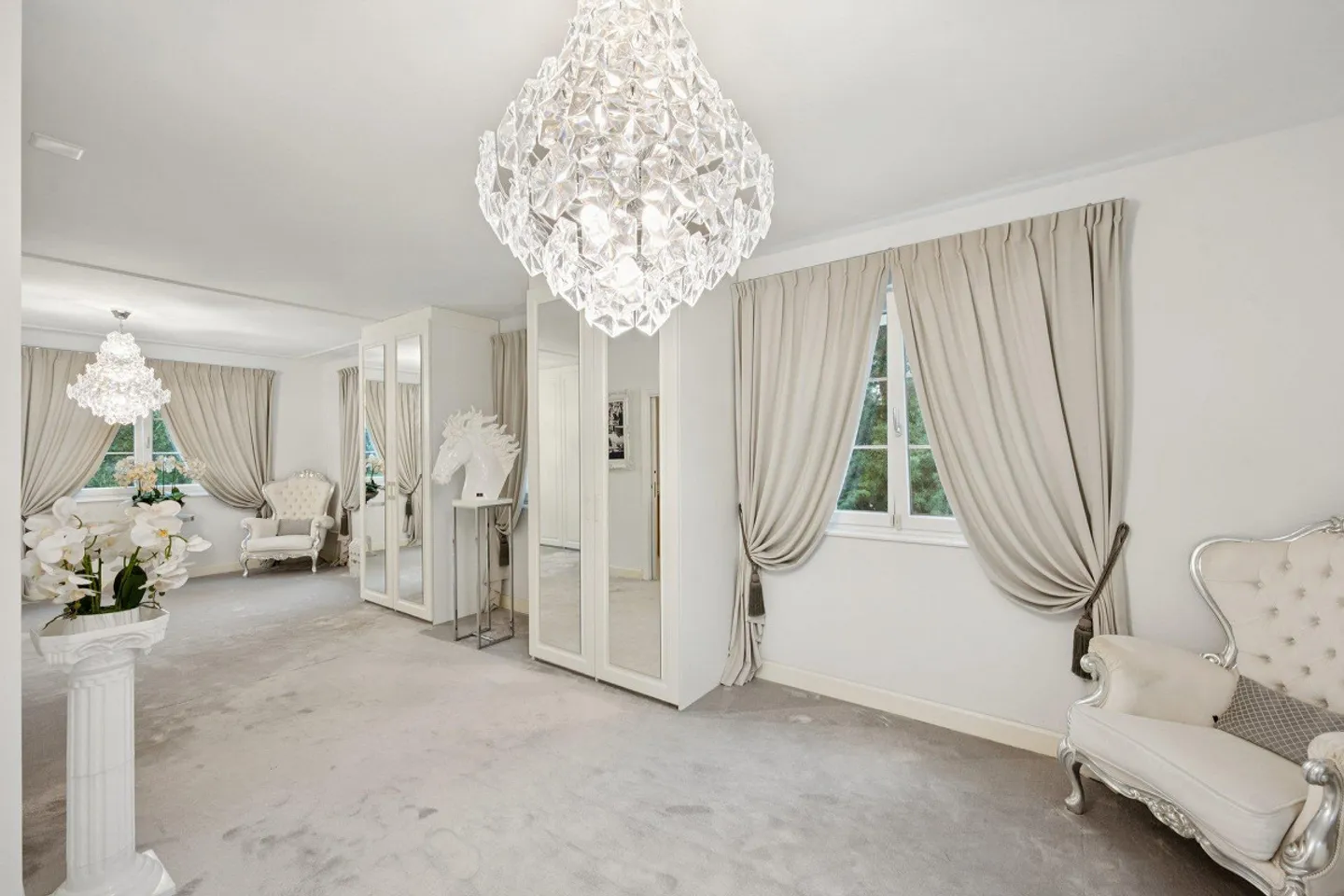 Exclusive single-family house with luxurious furnishings - Photo 10 of 15