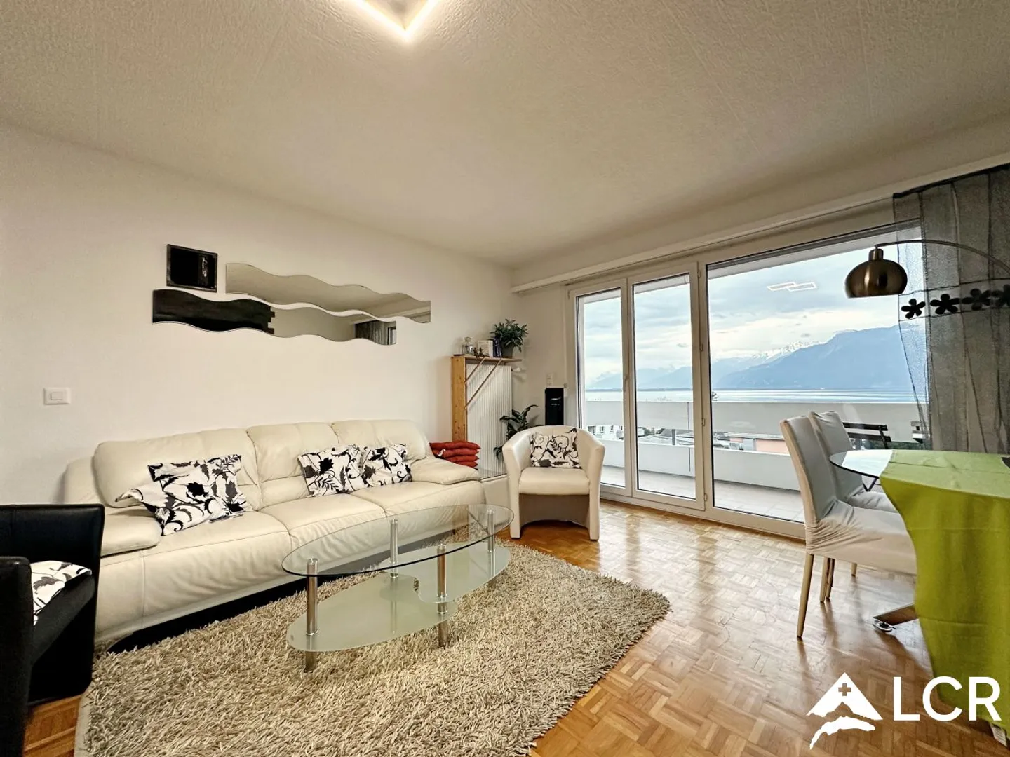 Magnifique logement meublé de courte durée 3,5 pièces // 2 chambres // Balcon avec vue sur le lac - Photo 2 sur 11