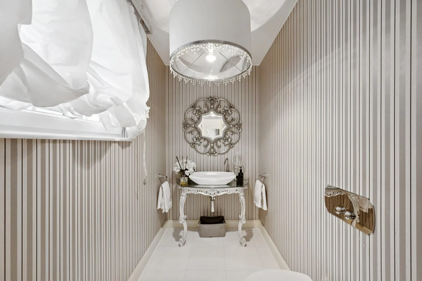 Exclusive single-family house with luxurious furnishings - Photo 6 of 15
