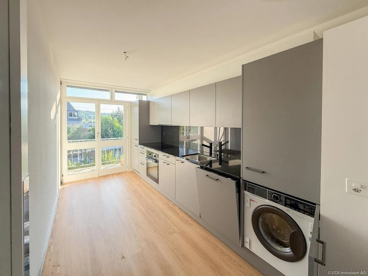Beautiful bright apartment with new construction standard - Photo 5 of 12