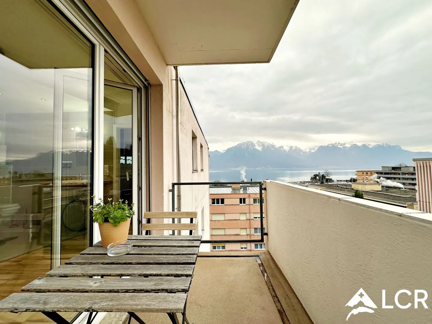 Magnifique logement meublé de courte durée 3,5 pièces // 2 chambres // Balcon avec vue sur le lac - Photo 6 sur 11