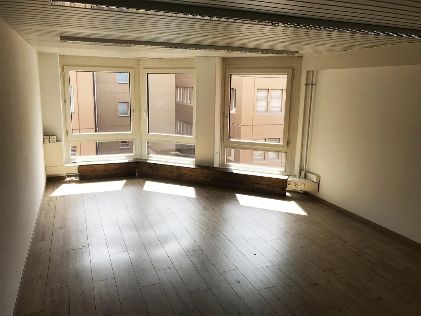 2 sanierte Büro-/Praxisräume 35m2 + 16m2 - Photo 3 of 6