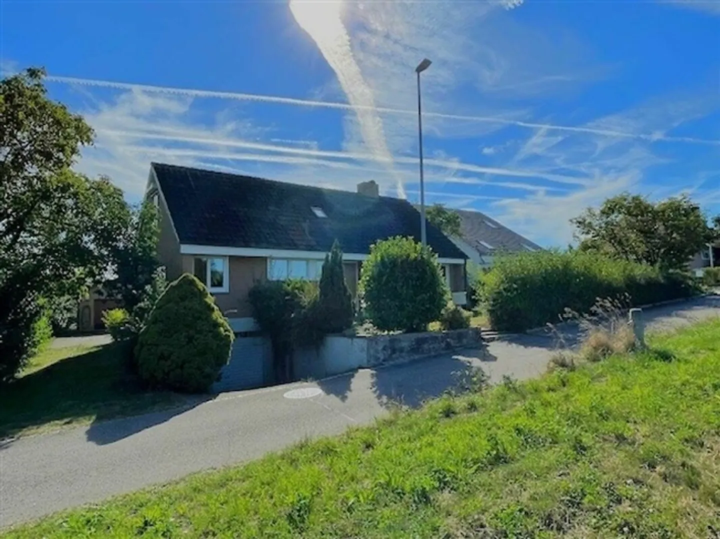 Casa unifamiliare di 5,5 stanze con edificio garage - Foto 1 di 10