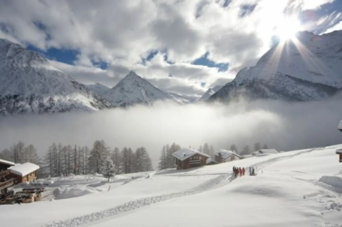 Stella cadente sopra le nuvole con terrazza unica che si affaccia sul villaggio e verso l'Italia. - Foto 1 di 16