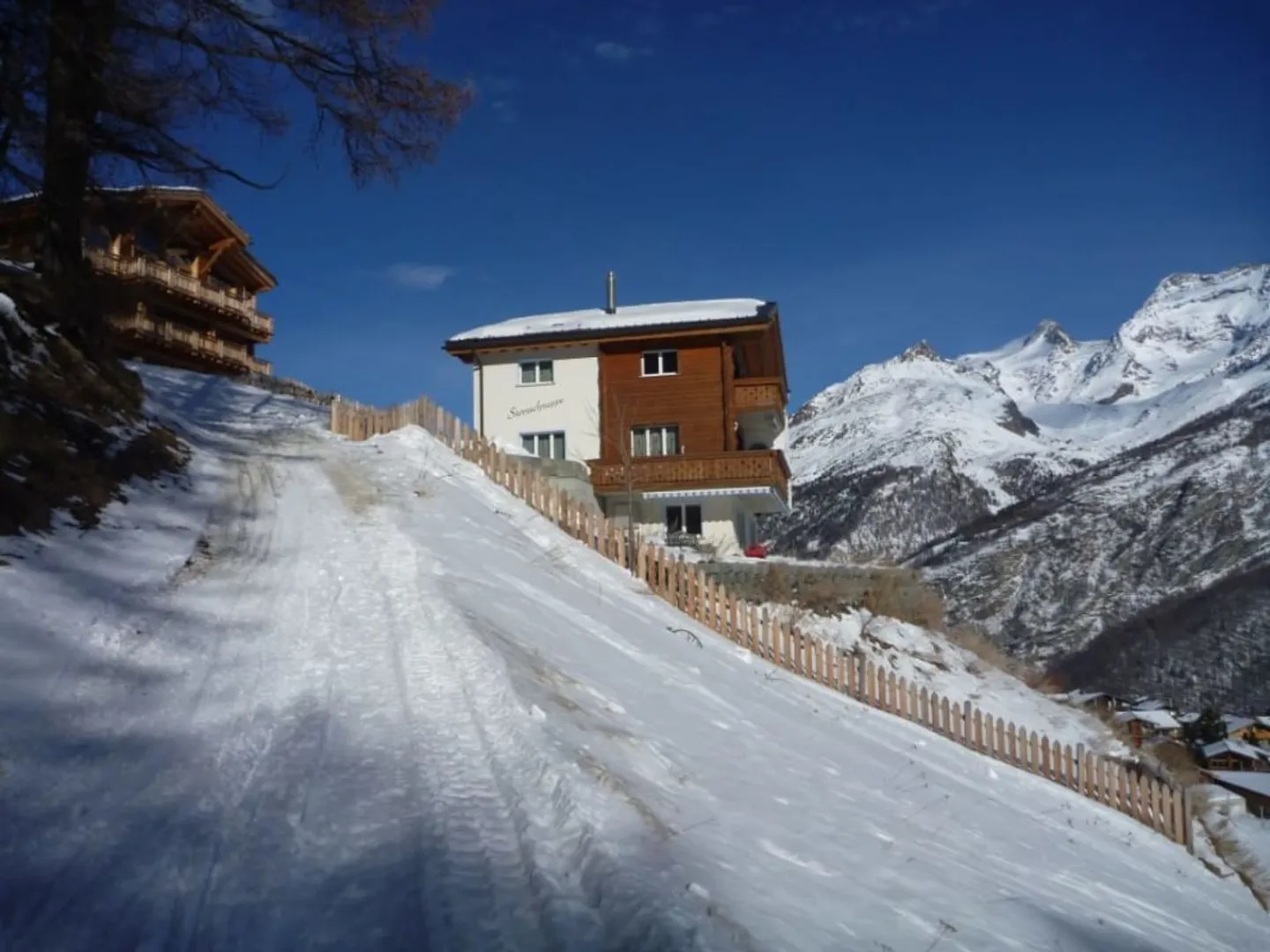 Stella cadente sopra le nuvole con terrazza unica che si affaccia sul villaggio e verso l'Italia. - Foto 2 di 16
