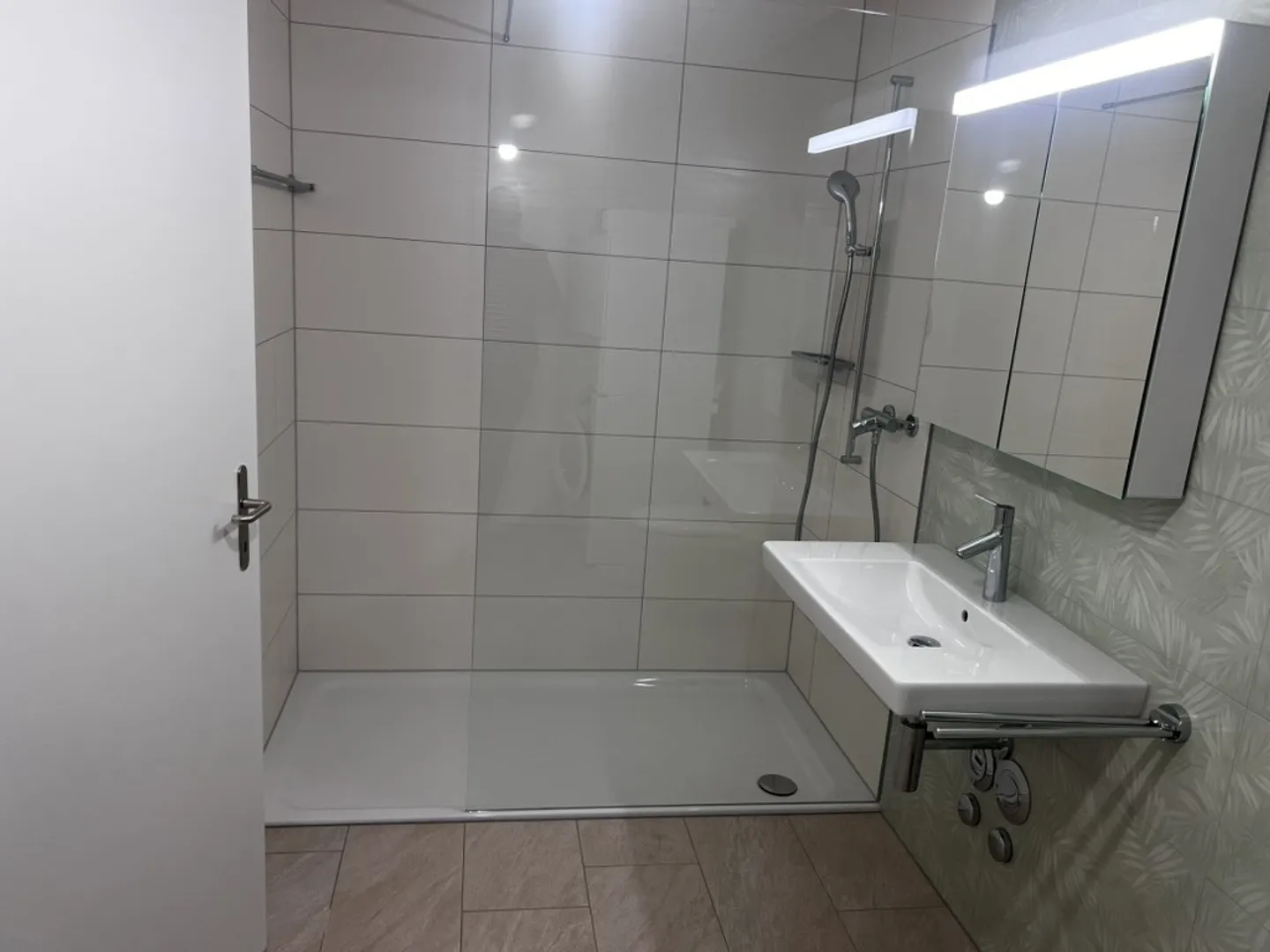 Première occupation : Appartement moderne de 4,5 pièces dans un emplacement central et calme à Bülach - Photo 10 sur 13