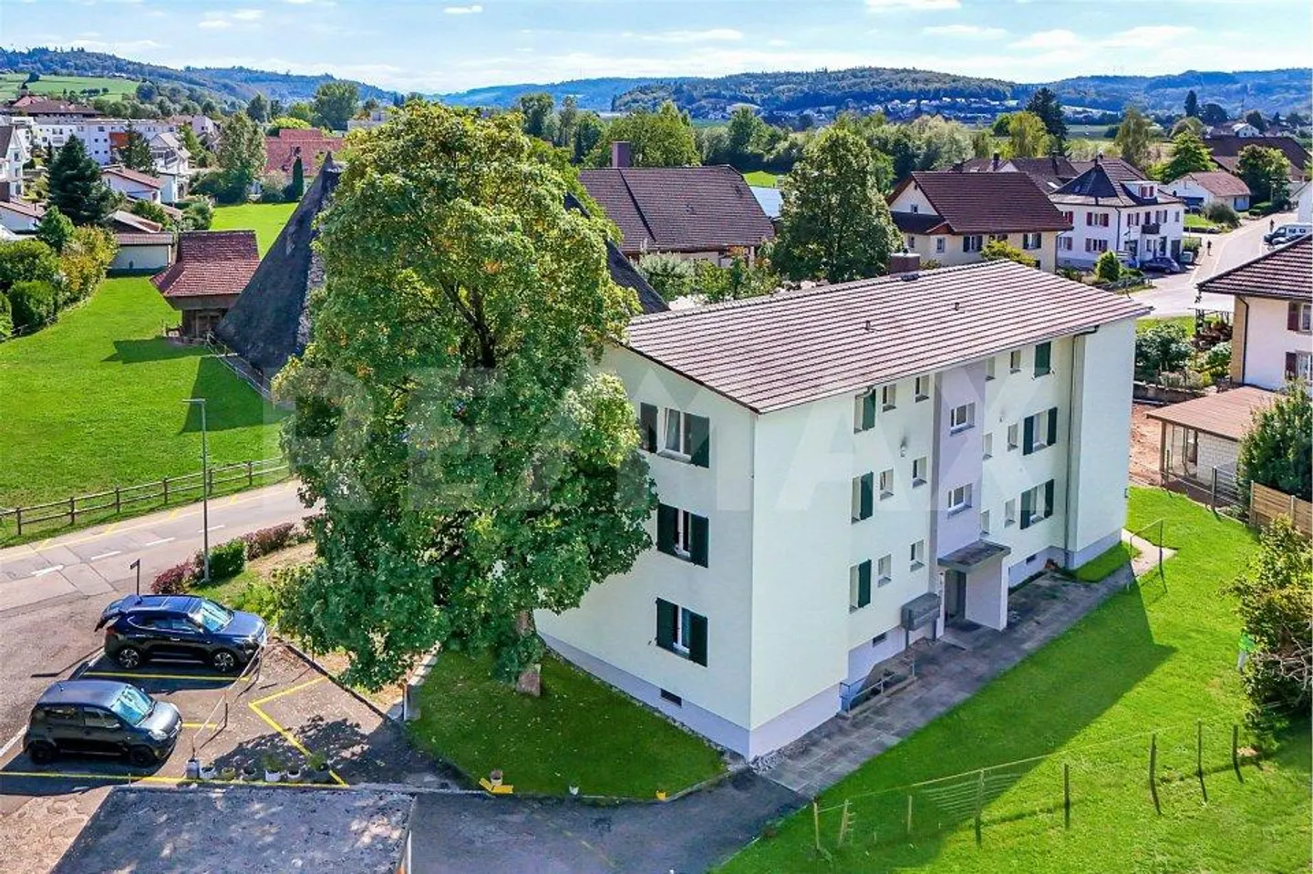 Casa multifamiliare ben tenuta con tre appartamenti di 2½ e sei appartamenti di 3½ stanze - Foto 6 di 10