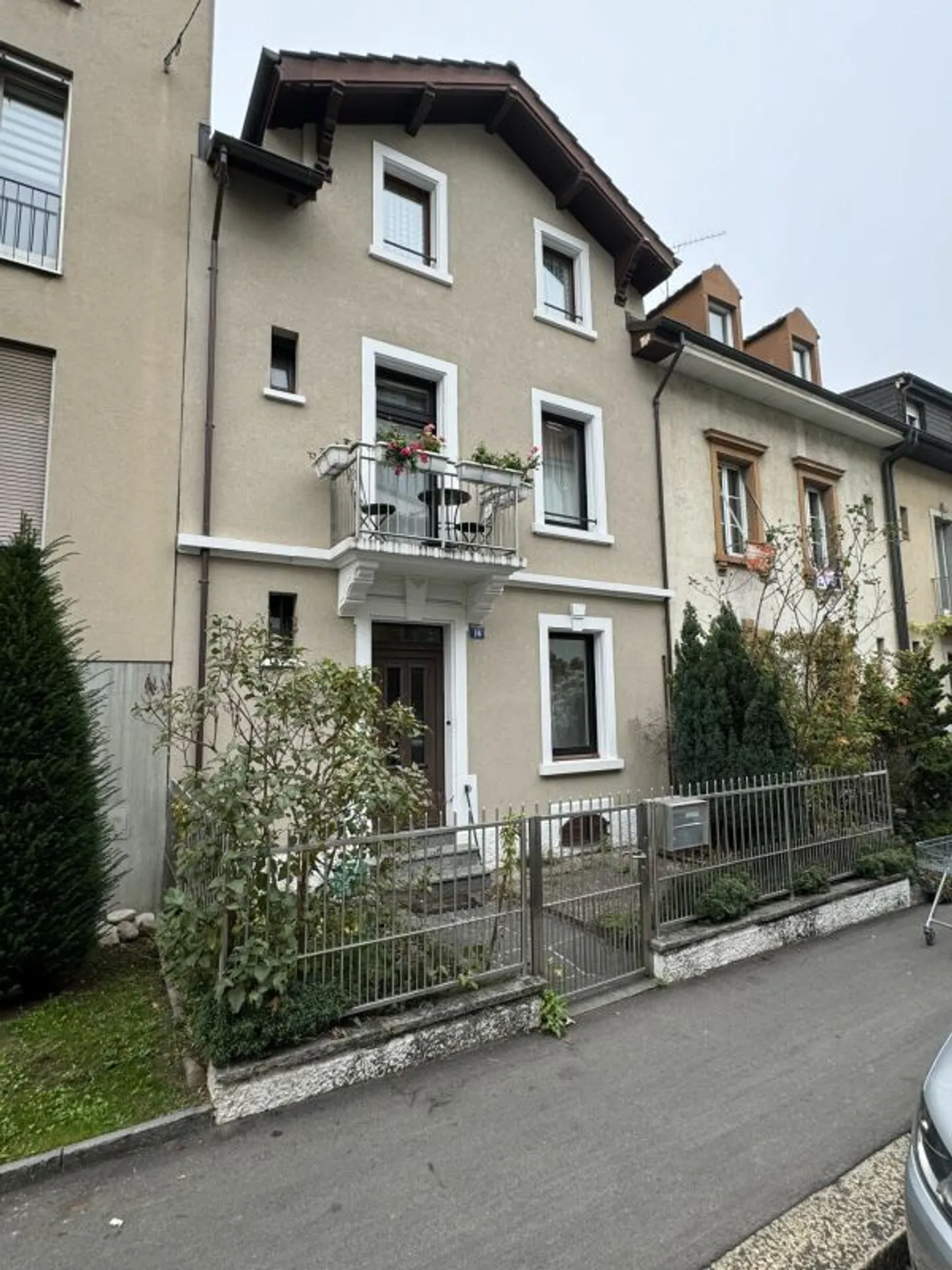 Renovated 6-Room Townhouse with Beautiful Garden - Photo 3 of 24