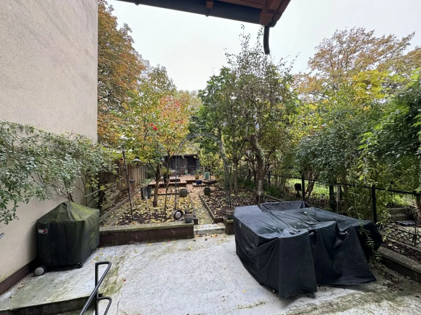 Renovated 6-Room Townhouse with Beautiful Garden - Photo 4 of 24