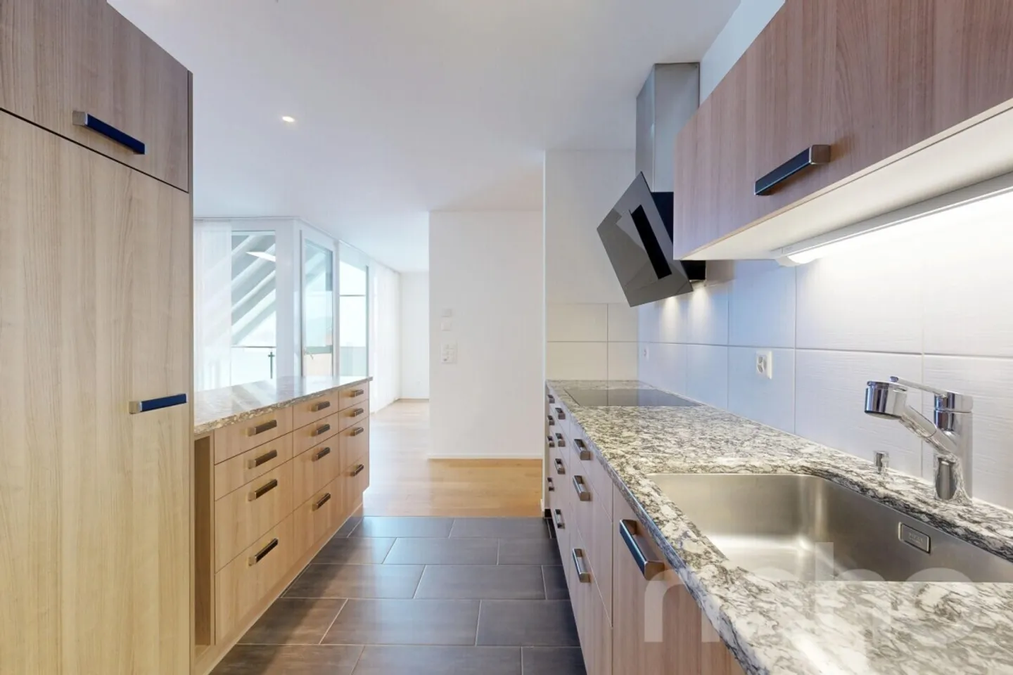 Appartement en attique lumineux de 4,5 pièces à Weiningen - Photo 3 sur 12