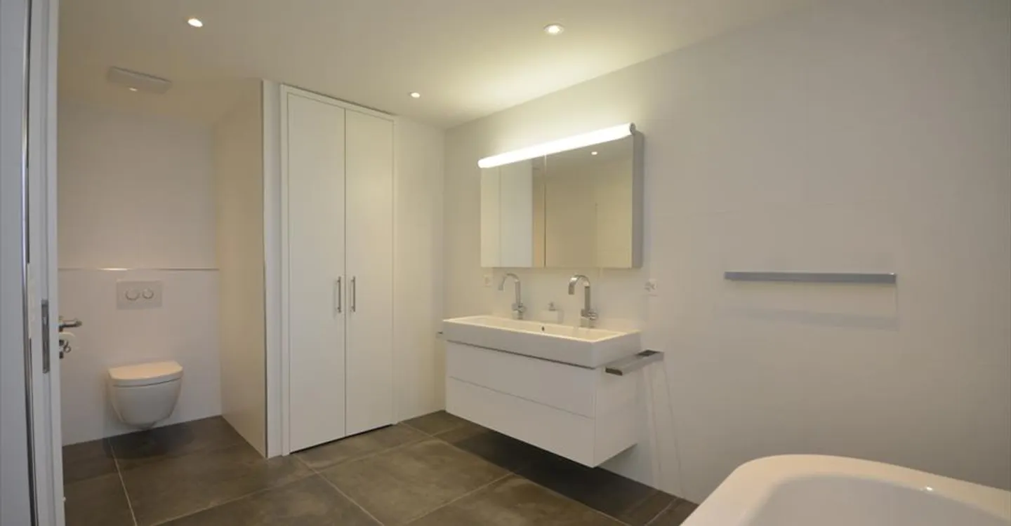 Luxury Apartment with Large Balcony - Photo 4 of 8