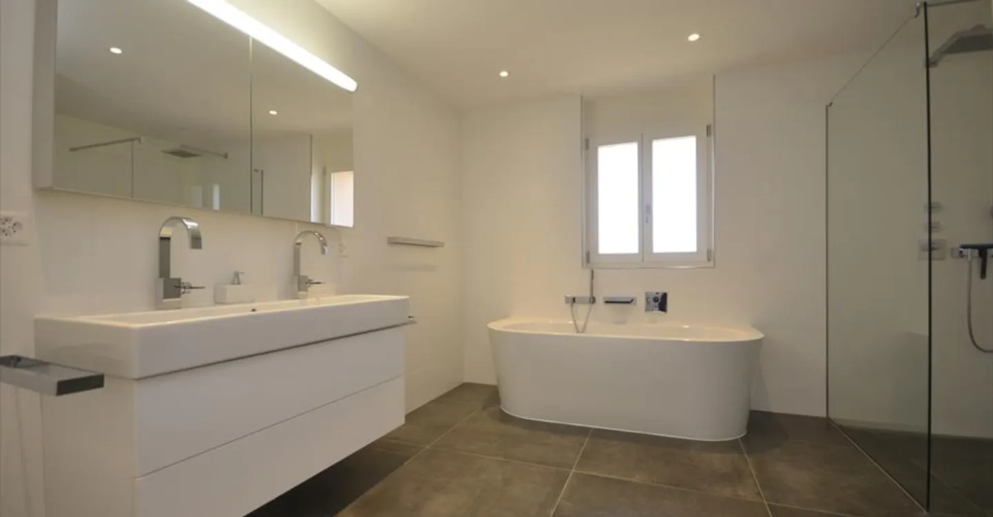 Luxury Apartment with Large Balcony - Photo 5 of 8