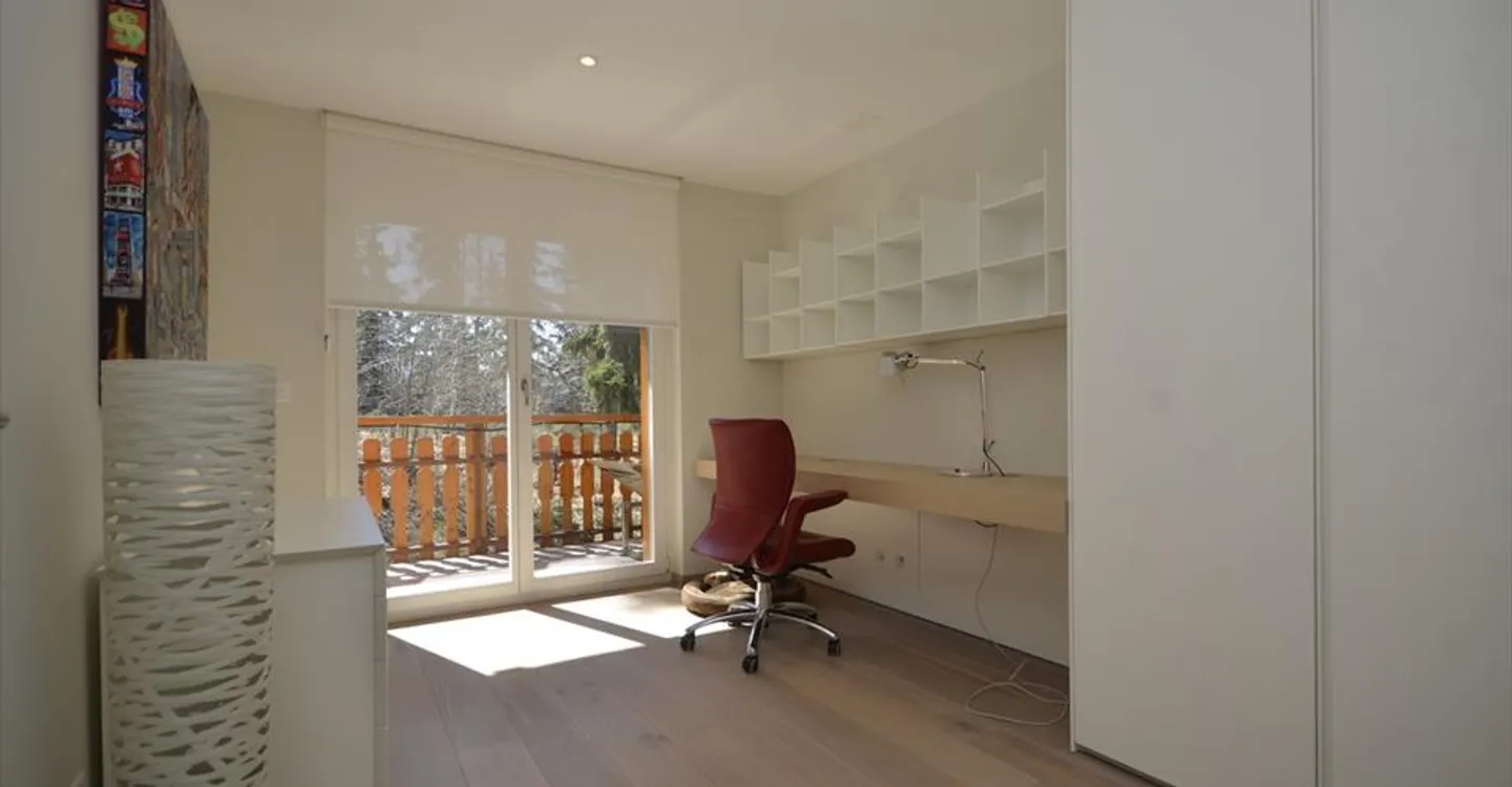 Luxury Apartment with Large Balcony - Photo 7 of 8