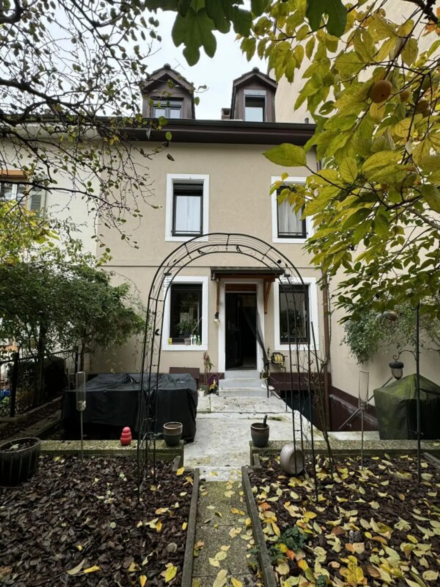 Renovated 6-Room Townhouse with Beautiful Garden - Photo 7 of 24