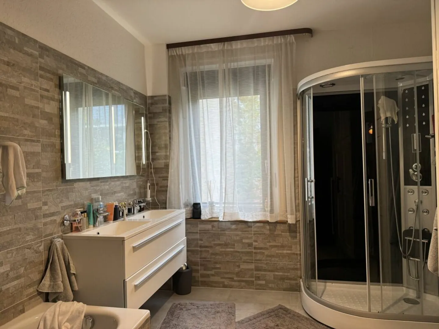 Renovated 6-Room Townhouse with Beautiful Garden - Photo 8 of 24