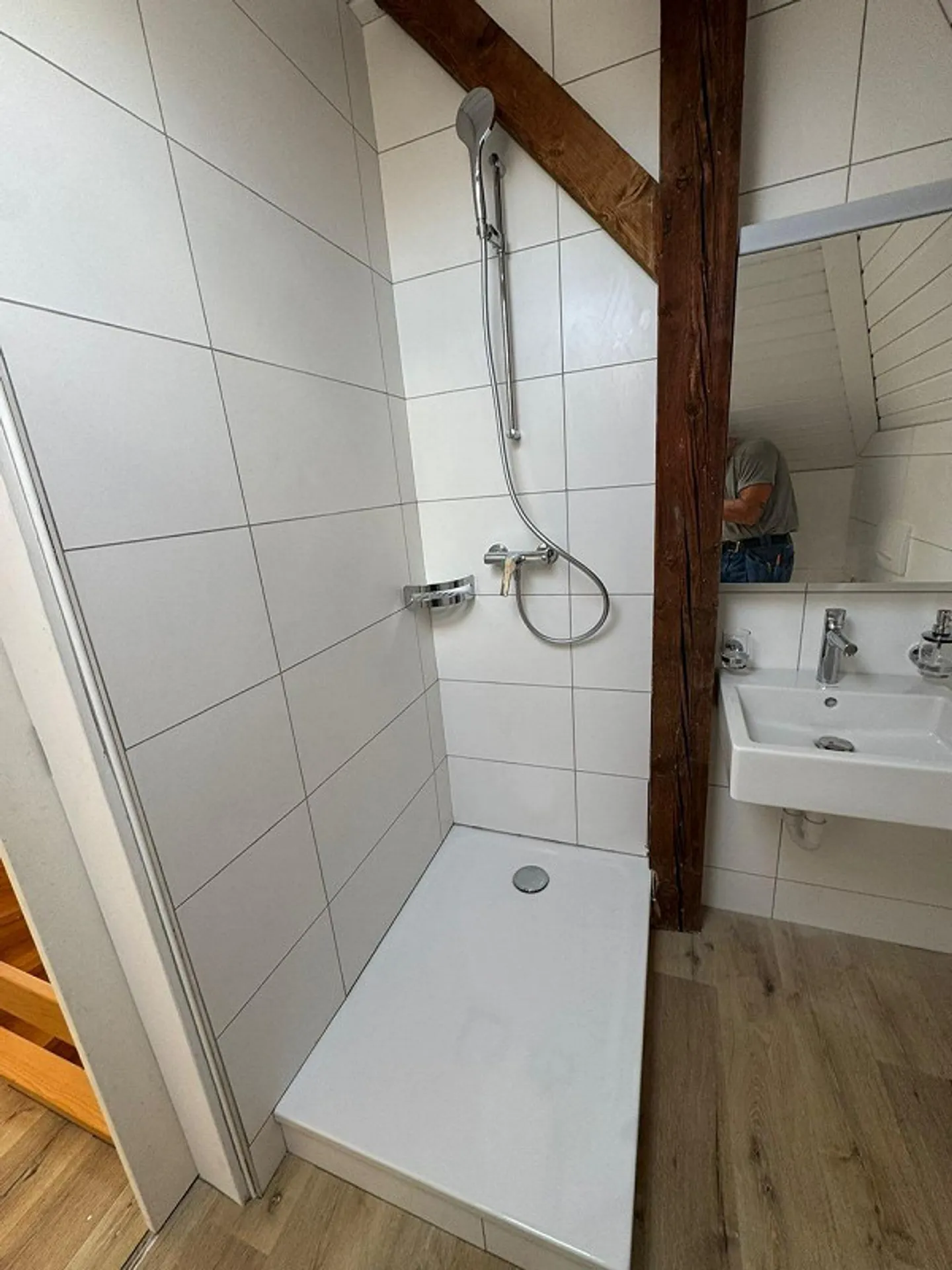 Vollständig renoviertes Dachstudio mit atemberaubendem Blick - Foto 4 von 4