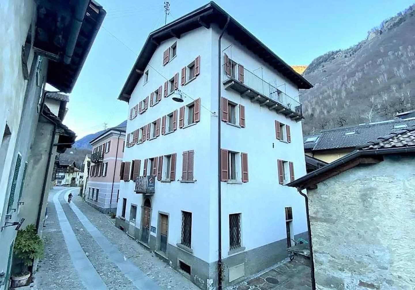 Ampia Casa di Villaggio a Malvaglia - Foto 1 di 14