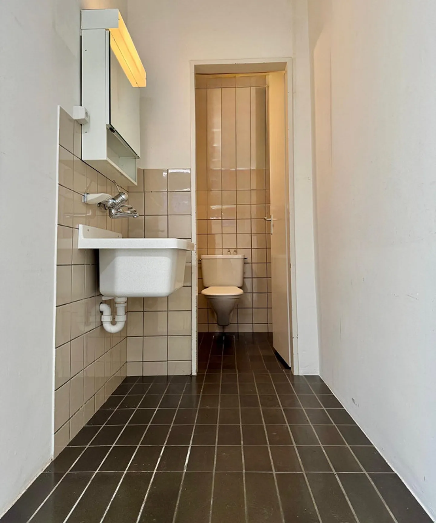 125m2 commercial space in perfect location - Photo 10 of 10