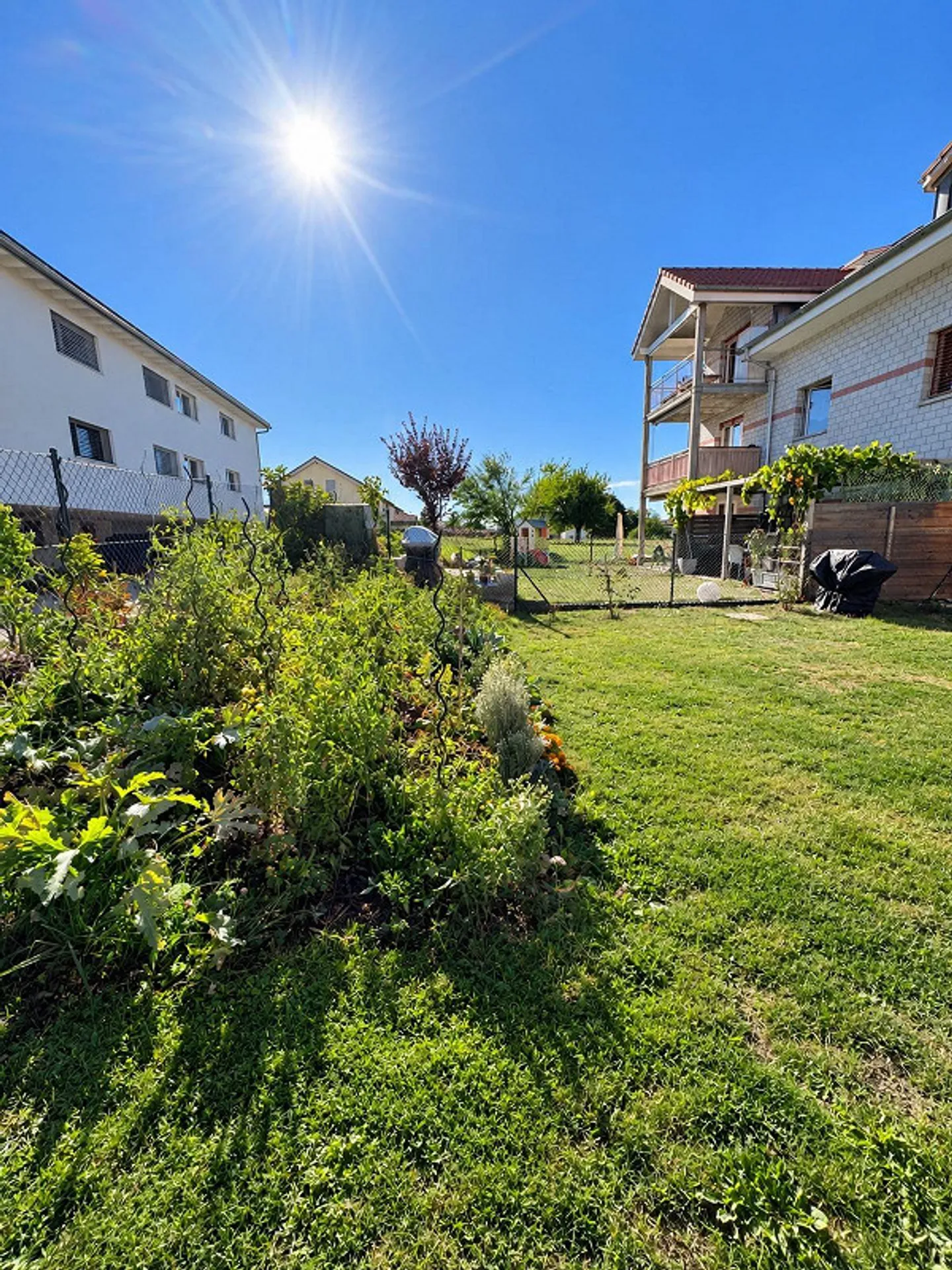 4.5-room apartment with large private garden of 576m2 - Photo 3 of 9