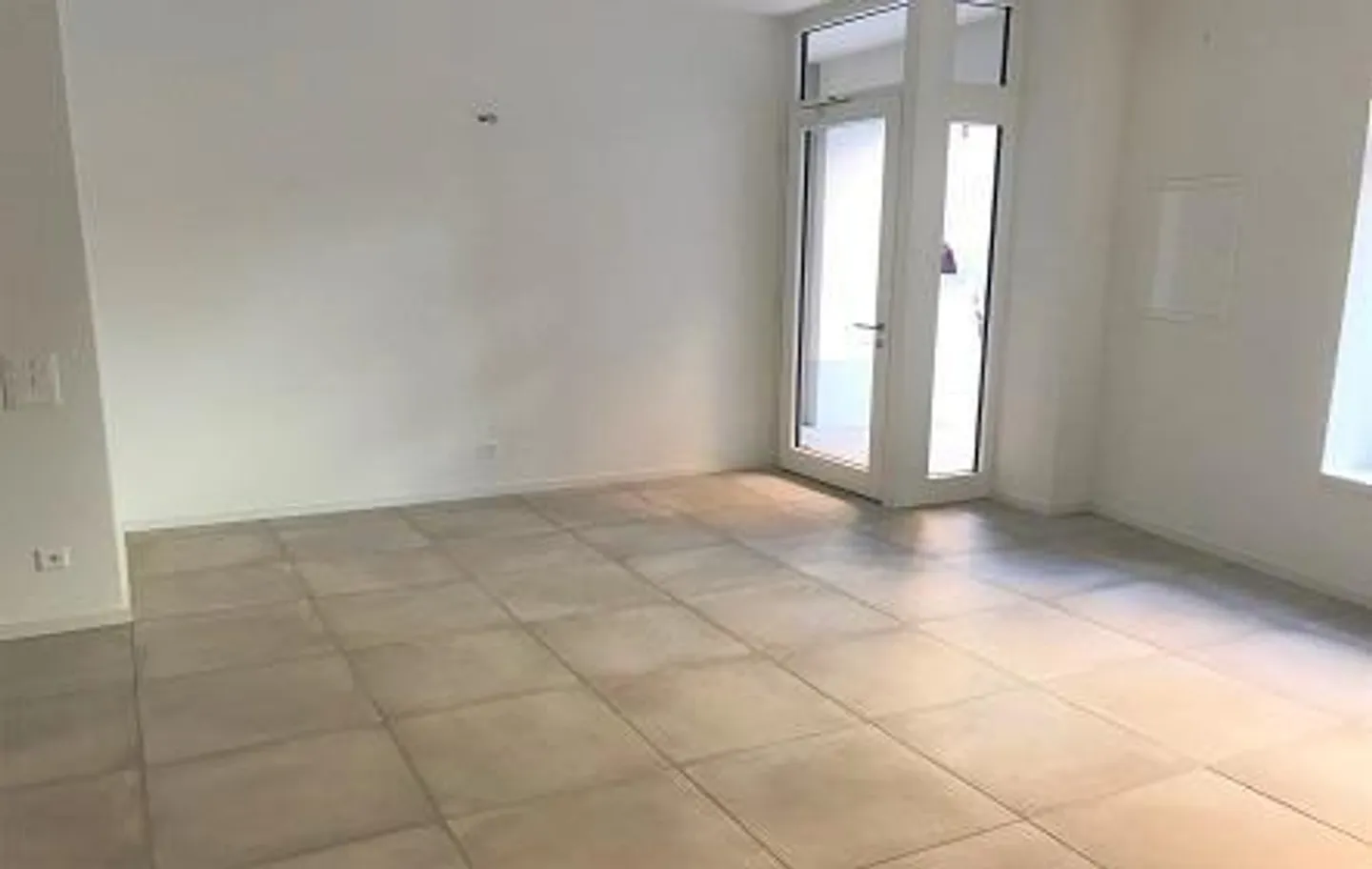 Mendrisio in the city center in a completely renovated building TWO offices/stores - Photo 3 of 5