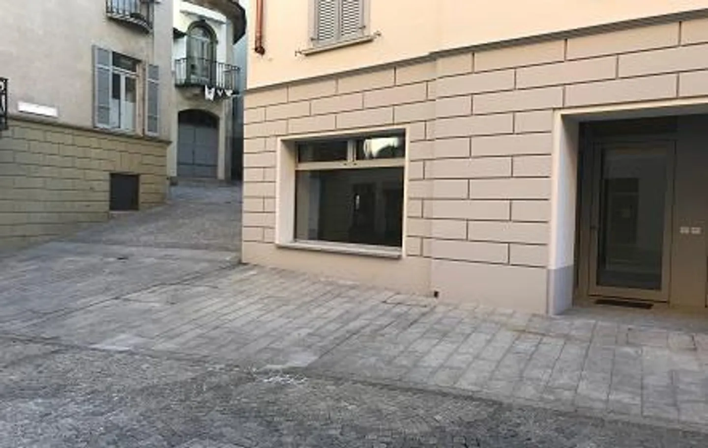 Mendrisio in the city center in a completely renovated building TWO offices/stores - Photo 5 of 5