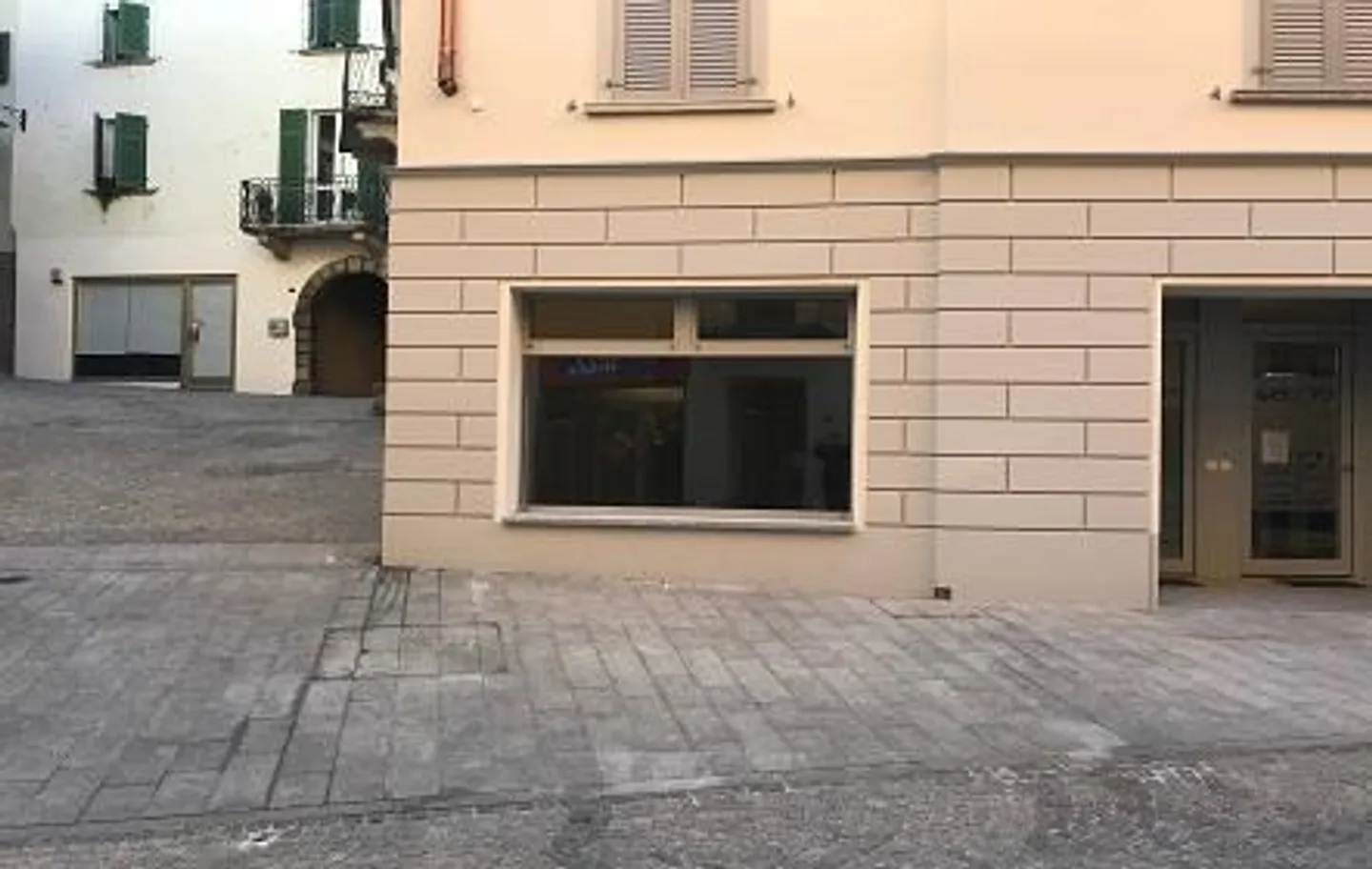 Mendrisio in the city center in a completely renovated building TWO offices/stores - Photo 4 of 5