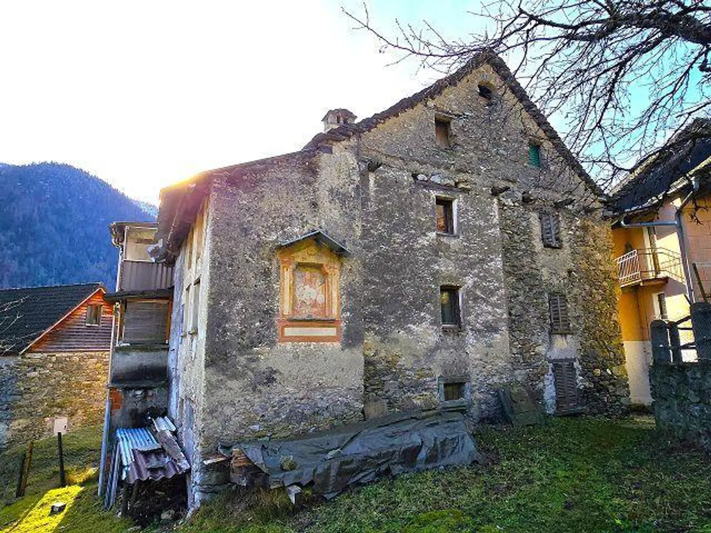 «4 1/2-Zimmer-Hausteil mit grossem Grundstück Parte della casa di 4 1/2 locali con grande terreno» - Foto 1 von 33